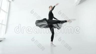 迷人的黑发芭蕾舞演员在白色尖头<strong>舞蹈</strong>在白色<strong>舞蹈工作室</strong>20s1080p慢动作