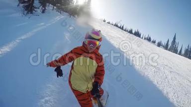 极限滑雪者穿着滑稽的老虎服，骑着粉末在阳光明媚的山上缓慢地转动