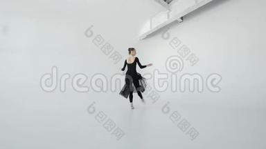 迷人的黑发芭蕾舞演员在白色尖头<strong>舞蹈</strong>在白色<strong>舞蹈工作室</strong>20s1080p慢动作