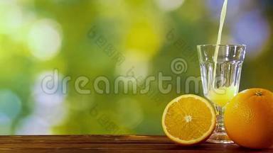 在天然叶子的背景下，在花园里<strong>倒入杯中</strong>的橙汁