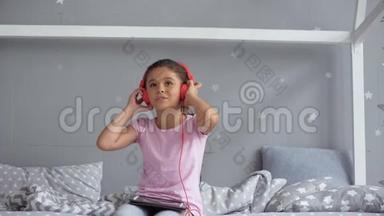 积极的小女孩听音乐