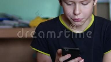 少年男孩持有智能手机网络游戏网站