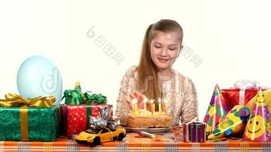 女孩在他的生日蛋糕上点蜡烛。 表11