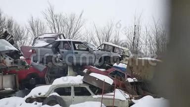 旧汽车废金属垃圾场废弃垃圾填埋场处置视频车辆户外汽车冬季