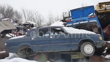 旧汽车废金属垃圾场废弃垃圾填埋场户外处置视频车辆冬季
