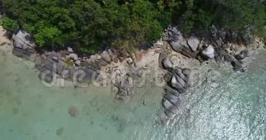 普吉岛海滩海浪冲击岩石的高空俯视图