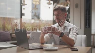 商人坐在咖啡馆里工作。 使用计算机设备的人。 务和<strong>创业</strong>精神..