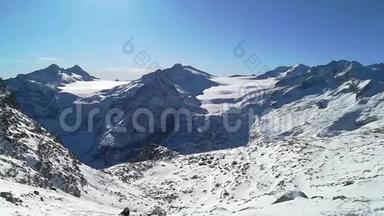 普雷斯纳索道到达阿达梅洛冰川、洛比冰川、普雷萨内拉冰川和Pian di Neve冰川时的美景