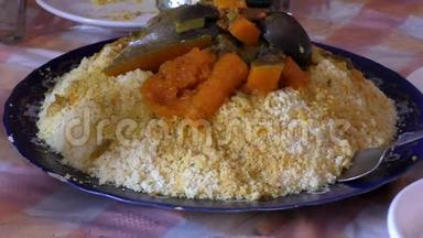 在摩洛哥的家中享用晚餐的表哥和蔬菜