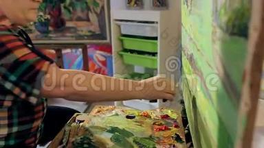 一个女人用油画颜料和刀画风景