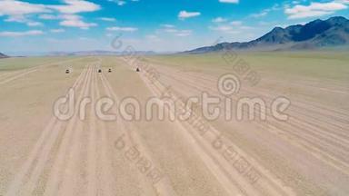 四辆旅游吉普车穿越沙漠