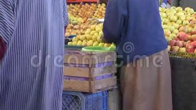 摩洛哥市场水果摆摊苹果.