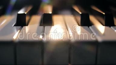 暗色背景下的<strong>钢琴</strong>键