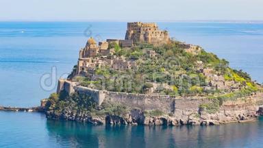 阿拉贡塞古堡是意大利<strong>伊斯基亚岛</strong>附近最受欢迎的地标