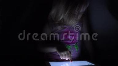 可爱的小女孩在黑暗房间的平板电脑上工作。 4K超<strong>高清</strong>，超<strong>高清</strong>