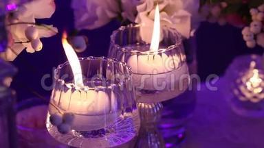 桌子上的装饰蜡烛，桌子上的眼镜和圣诞蜡烛，婚礼装饰品，白蜡烛和蜡烛