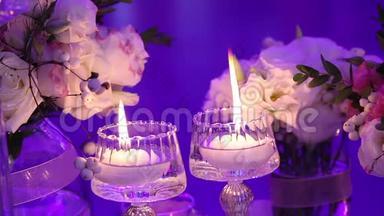 桌子上的装饰<strong>蜡烛</strong>，桌子上的眼镜和圣诞<strong>蜡烛</strong>，婚礼装饰品，白<strong>蜡烛</strong>和<strong>蜡烛</strong>
