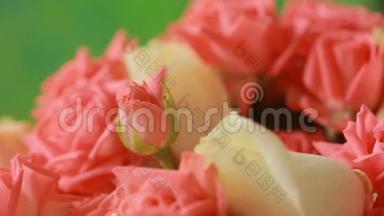一束令人愉快的桃子和淡粉色玫瑰花，装着绿网