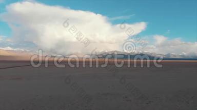 塔吉克斯坦卡拉库尔湖。 M41帕米尔高速公路，阿雷尔德龙射击。