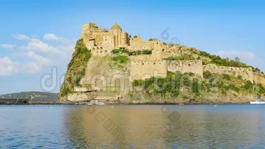 阿拉贡塞古堡是意大利<strong>伊斯基亚岛</strong>附近最受欢迎的地标