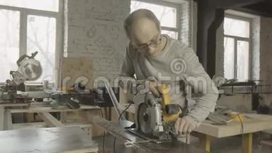 专业木工将圆锯固定在工作台上的木板上