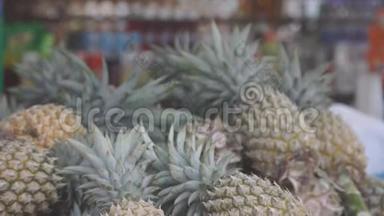 菠萝或熟菠萝，市场上的有机菠萝堆