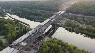 公路建设的鸟瞰图，包括桥梁、跨越运河的立交桥、沼泽、铁路和公路