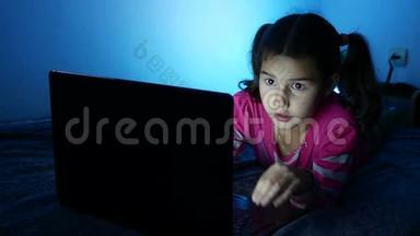一个在笔记本电脑前工作的十几岁女孩，在网络娱乐游戏中<strong>上网</strong>