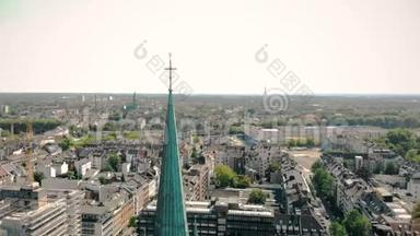 空中无人机视野。 德国杜塞尔多夫教堂圣彼得。 杜塞尔多夫全景