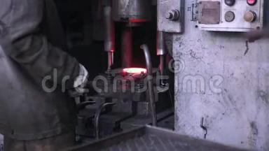 矿及金属锻造厂.. 工人使用自动金属加工机操作。
