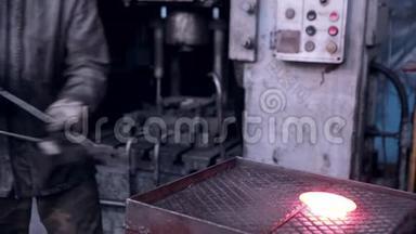 矿及金属<strong>锻造</strong>厂.. 工人使用自动金属加工机操作。