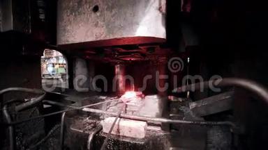 矿及金属<strong>锻造</strong>厂.. 工人使用自动金属加工机操作。
