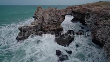 空中无人机俯瞰海浪拍打下的岩石海岸线。