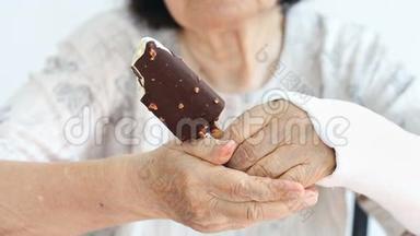 老年妇女手腕骨折享受冰淇淋