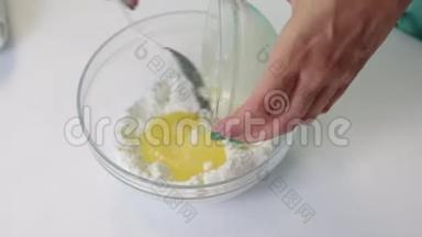 制作<strong>釉</strong>面咖喱的工具和配料。 它们放在桌子上。 一个女人正在把糖和融化的黄油混合在一起。