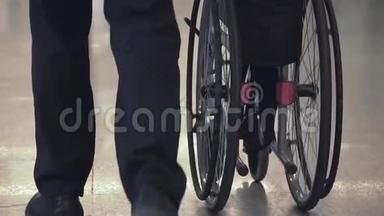 人推轮椅