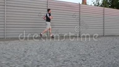男子跑步运动员在山路马拉松训练中慢跑。 慢动作