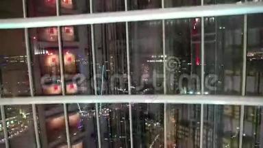 从<strong>玻璃电梯</strong>夜间观看，迪拜，阿拉伯联合酋长国。 <strong>电梯</strong>下降