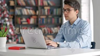 学生在学校图书馆准备考<strong>试</strong>和学习<strong>课</strong>程，研究笔记本电脑和上网