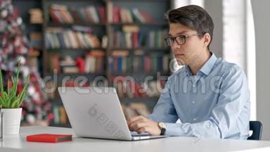 学生在学校图书馆准备考试和学习课程，研究笔记本电脑和上网