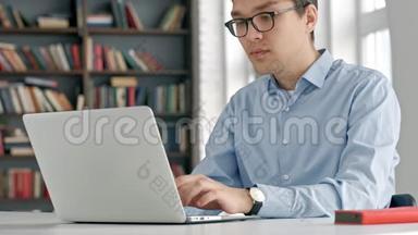 学生在学校图书馆准备考试和学习课程，在笔记本电脑上进行研究，并浏览互联网。