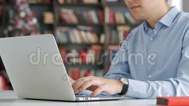 学生在学校图书馆准备考<strong>试</strong>和学习<strong>课</strong>程，在笔记本电脑上进行研究，并浏览互联网。