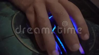 人的手在玩电脑鼠标时