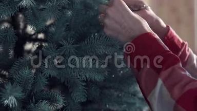 女人在圣诞树上放球