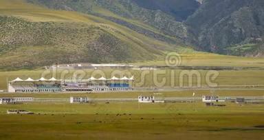青藏高原唐古拉山脚下4k<strong>藏族</strong>村寨。