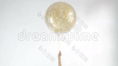 手拿空<strong>白金色</strong>气球模拟孤立。 巴隆模型艺术设计。 图案，标志，纹理预制。 1080P全高清