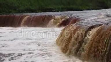 萨布林斯基瀑布。 小瀑布。 瀑布的褐色水.. 河流上的门槛。 强劲的水流。 一对夫妇