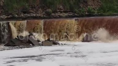 萨布林斯基瀑布。 小瀑布。 瀑布的褐色水.. 河流上的门槛。 强劲的水流。 一对夫妇