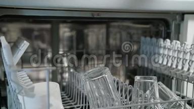洗碗机内清洁玻璃和杯子