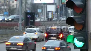 关闭城市<strong>红绿灯</strong>，从红色信号车转向绿色，穿过<strong>十字路口</strong>。